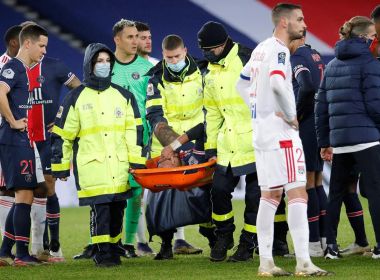 Neymar deixa gramado chorando após sofrer falta dura de brasileiro