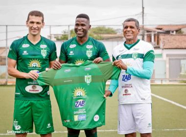 Vitória da Conquista homenageia o atacante Tatu em jogo de despedida