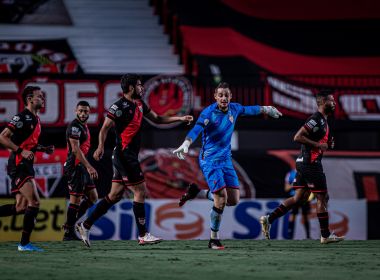 Com pênalti defendido e gol, Jean é destaque na vitória do Atlético-GO: 'Melhor do Brasil'