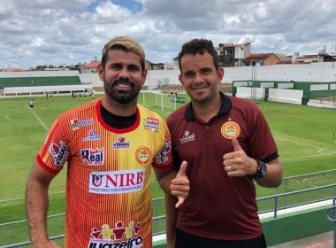 Diego Costa ganha camisa da Juazeirense durante amistoso com o Lagarto