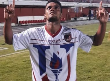 Artilheiro do jogo, Dú Paraíba dedica gols à família no empate entre Unirb e Vitória
