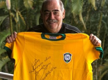 Campeão da Copa de 70, Rivellino é vacinado contra a Covid-19