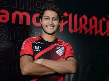 Athletico-PR oficializa contratação de Marcinho, responsável por atropelamento