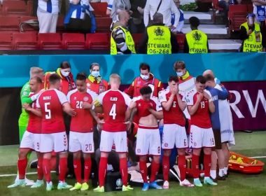 Jogador da Dinamarca sofre parada cardíaca durante jogo da Eurocopa; jogo é suspenso