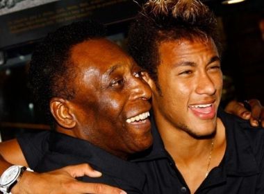 Pelé publica foto com Neymar e faz elogio: 'Fico feliz quando vejo ele jogar bola'