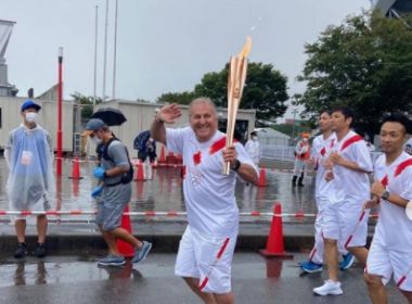 Zico participa de revezamento da tocha no Japão: 'Brasil me negou essa oportunidade'