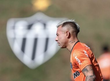 Após Covid-19, atacante chileno Vargas pode reforçar o Atlético-MG contra Bahia