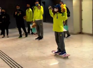 Na chegada ao Brasil, Rayssa Leal anda de skate no saguão do aeroporto de São Paulo