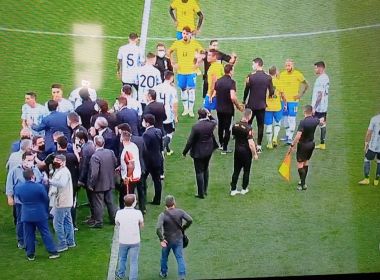 Jogo entre Brasil e Argentina é interrompido por agentes da PF e da Anvisa