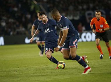 Fogo no parquinho? Messi se irrita após ser substituído e não cumprimenta técnico do PSG