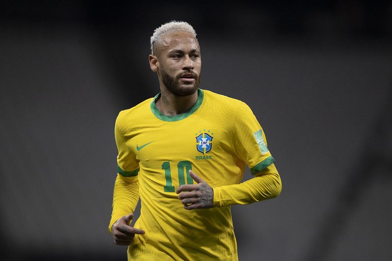 Com incômodo na coxa, Neymar não viaja e desfalca o Brasil contra a Argentina