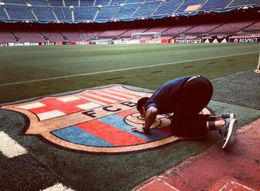 Daniel Alves usará a eterna camisa 8 de Iniesta em sua volta ao Barça, diz jornal