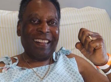Internado, Pelé explica tratamento e tranquiliza fãs: 'Me preparando para as festas'