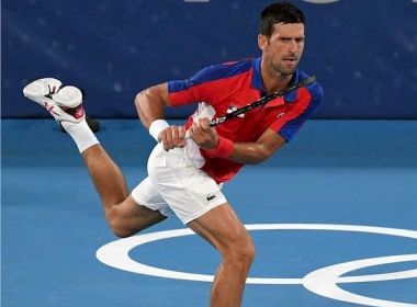 Após ser barrado, Djokovic pretende processar governo da Austrália por maus-tratos