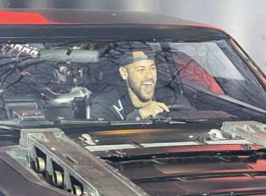 Bruce Wayne que se cuide: Com ousadia e alegria, Neymar entra no Batmóvel em evento