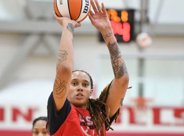 Jogadora de basquete dos EUA está presa na Rússia e caso vira crise diplomática