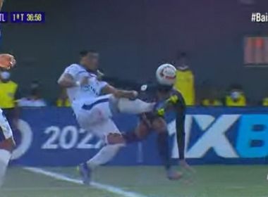 Volante do Atlético de Alagoinhas deixa estádio de ambulância após choque na cabeça