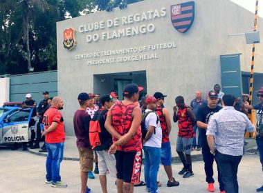 Torcedores do Flamengo protestam com socos em carros de atletas em frente ao CT do clube