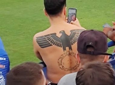 Homem é flagrado com tatuagem nazista em jogo do São Raimundo-AM pela Série D