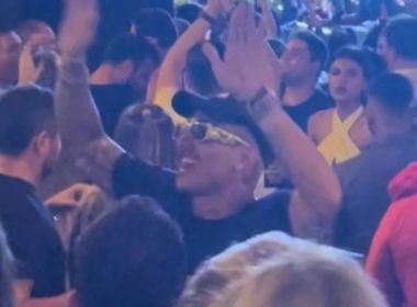 Vina e jogadores do Ceará são flagrados em festa após derrota; presidente reclama