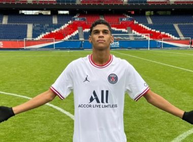 Em Paris, Luva de Pedreiro faz golaço no palco da final da Champions: 'Receba!'