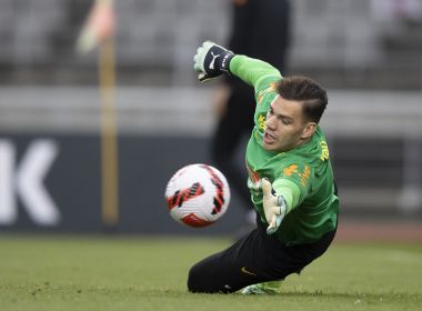 Ederson sente a coxa durante treino e vira dúvida do Brasil contra a Coreia do Sul