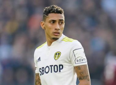 Destaque da Seleção, Raphinha acerta com o Barcelona, aponta imprensa espanhola