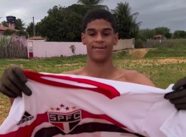 Em vídeo com camisa do São Paulo, Luva de Pedreiro revela que irá conhecer o Morumbi 