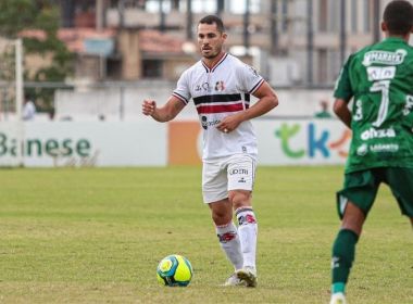 Por causa de fama de gay, jogador diz ter sido recusado por 50 clubes