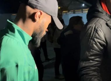 Torcedor do Inter é retirado de estádio acusado de ofensas racista por atleta do Juventude