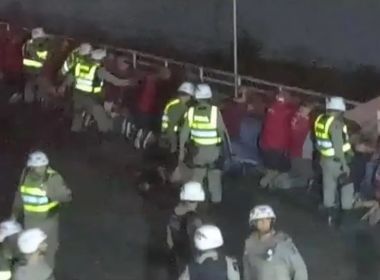 Torcedores do Náutico são agredidos de joelhos pela PM de Alagoas após confusão em jogo