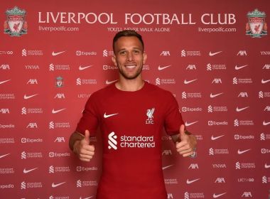 Liverpool anuncia contratação do meia Arthur por empréstimo
