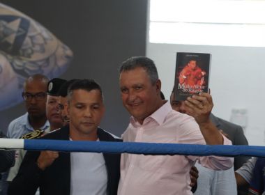 Bicampeão de boxe, Jaílson Santos presenteia Rui Costa com livro sobre sua trajetória