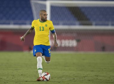 Pumas investiga possível lesão de Dani Alves no joelho; jogador diz estar bem