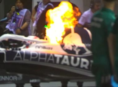 Susto na F1! Carro de Pierre Gasly pega fogo nos boxes em Singapura