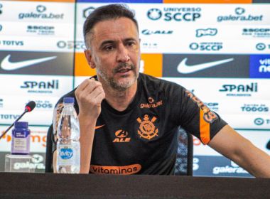 Técnico do Corinthians se irrita com pergunta sobre esposa: 'Tem que ter respeito'