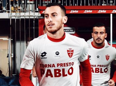 Jogadores do Monza fazem homenagem a Pablo Marí após atentado a faca