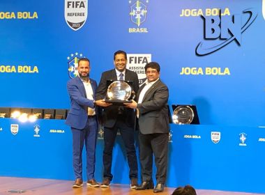 De saída do quadro de abitragem da Fifa, assistente baiano é homenageado pela CBF