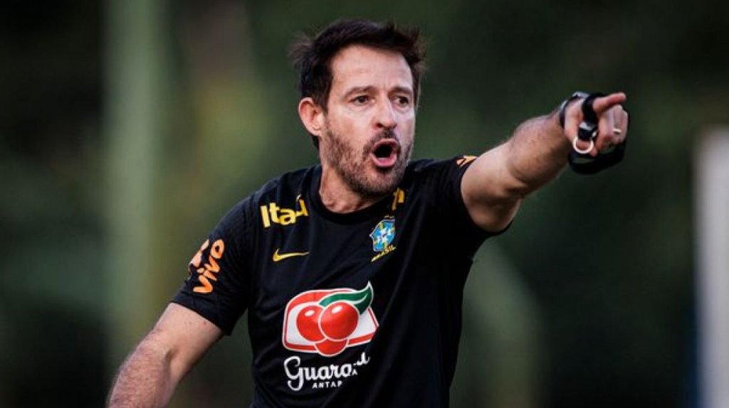 Comandada por un ídolo de Vitoria, la selección sub-20 de Brasil llegó a Argentina para el Mundial.