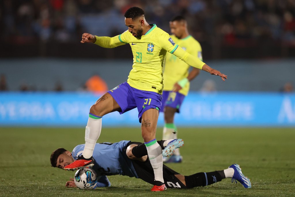 matheus cunha jogando contra o uruguai foto vitor silva cbf