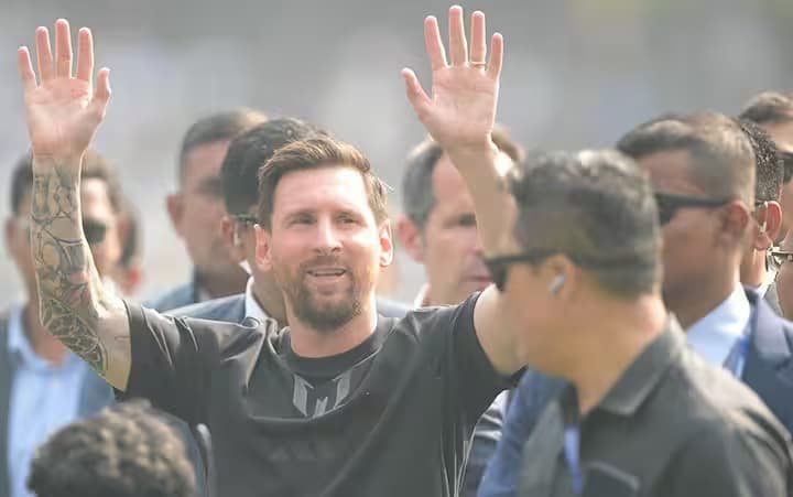 Passagem relâmpago de Messi em estádio na Índia gera revolta e confusão entre torcedores; veja imagens 5 Messi Índia - chegada ao estádio