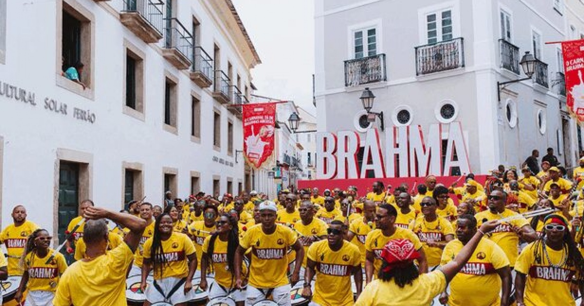 Ancelotti recebido por Olodum em Salvador para projeto da Brahma
