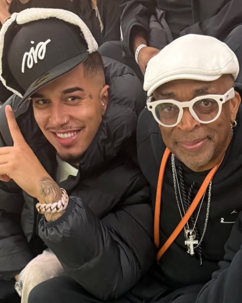 Spike Lee no camarote do estádio