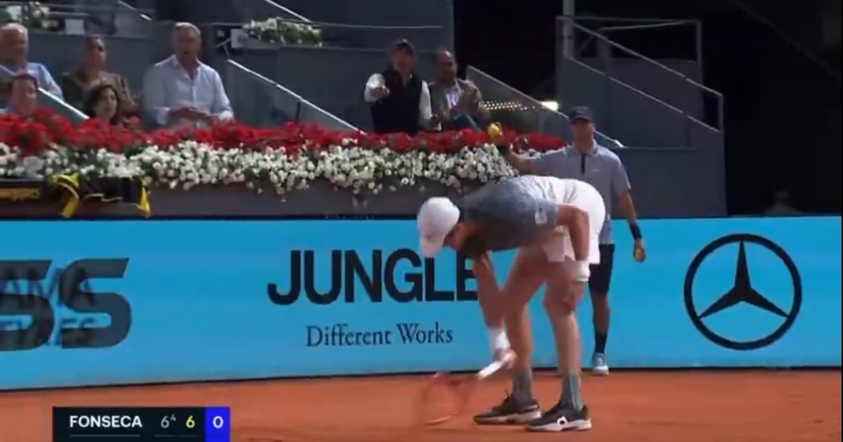 João Fonseca se irrita e quebra raquete em eliminação para Rafael Jodar no Madrid Open; assista