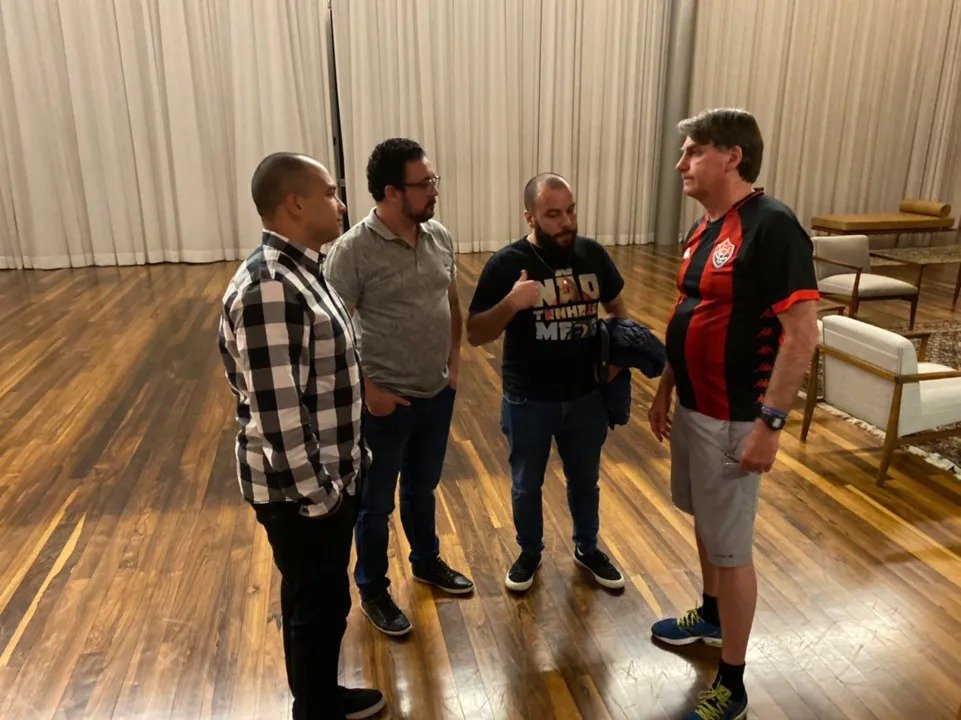 Deputado “batiza” Flávio Bolsonaro com manto do Vitória e relembra relação de Bolsonaro com o time: “Tal pai, tal filho” 3 WhatsApp%20Image%202026 06 10%20at%2006.31.22.