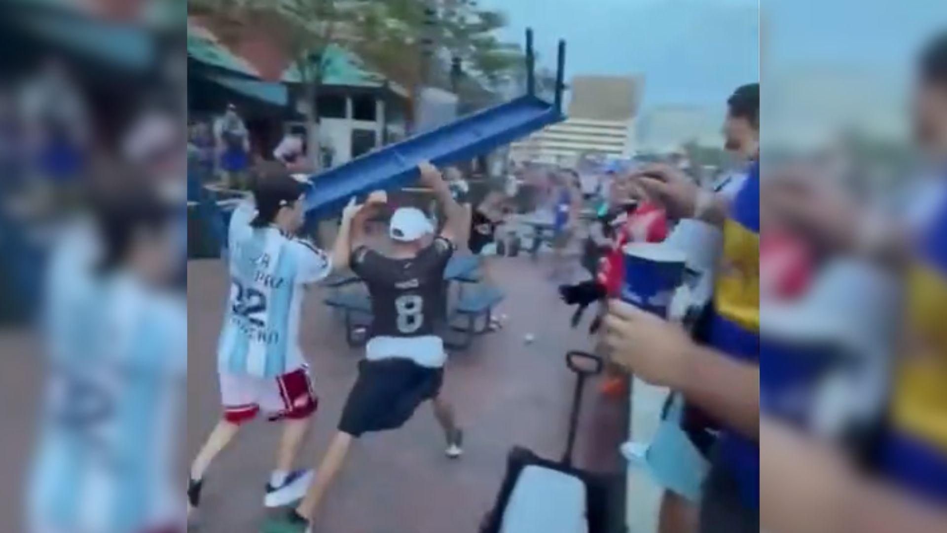 VÍDEO: Torcedores argentinos brigam entre si antes de Inglaterra x Argentina na semifinal da Copa