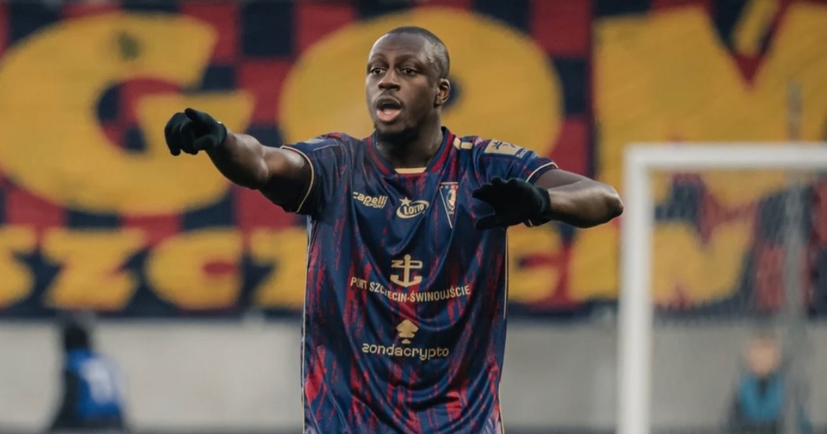 Lateral francês leiloa réplica da taça conquistada na Copa do Mundo de 2018 e rebate críticas: "Faço o que quiser"