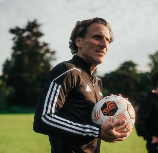 Diego Forlán assume seleção uruguaia sub-20 e comandará equipe principal de forma interina