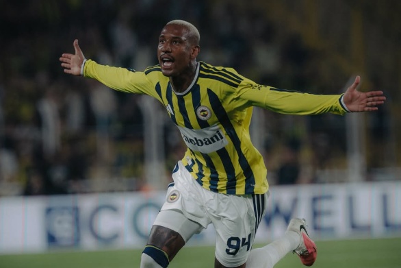 Talisca marca pelo terceiro jogo seguido e Fenerbahce sai na vantagem contra Sturm Graz na Liga dos Campeões