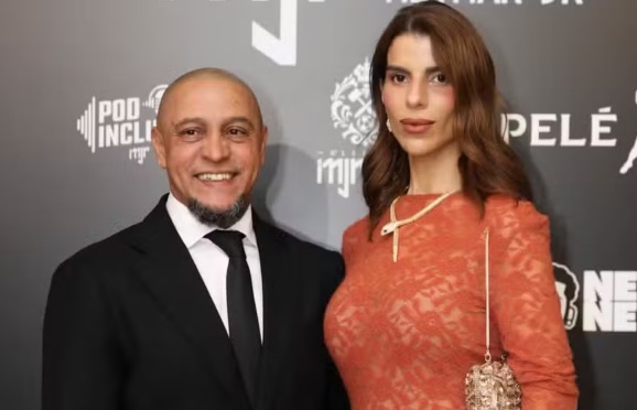 Roberto Carlos desmente boatos de conversão ao islamismo e explica respeito à fé da esposa
